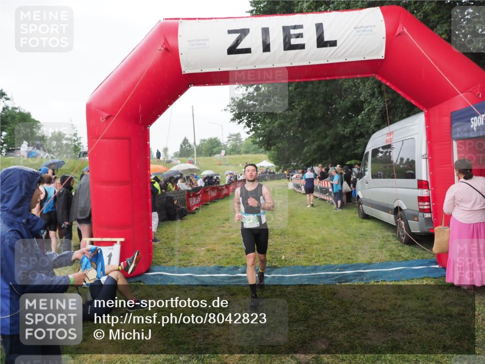21.06.2025 - 27. Vierlanden-Triathlon MichiJ http://msf.ph/oto/8042823 15.06.2026 13:37:53 Ziel 640 meine-sportfotos.de
