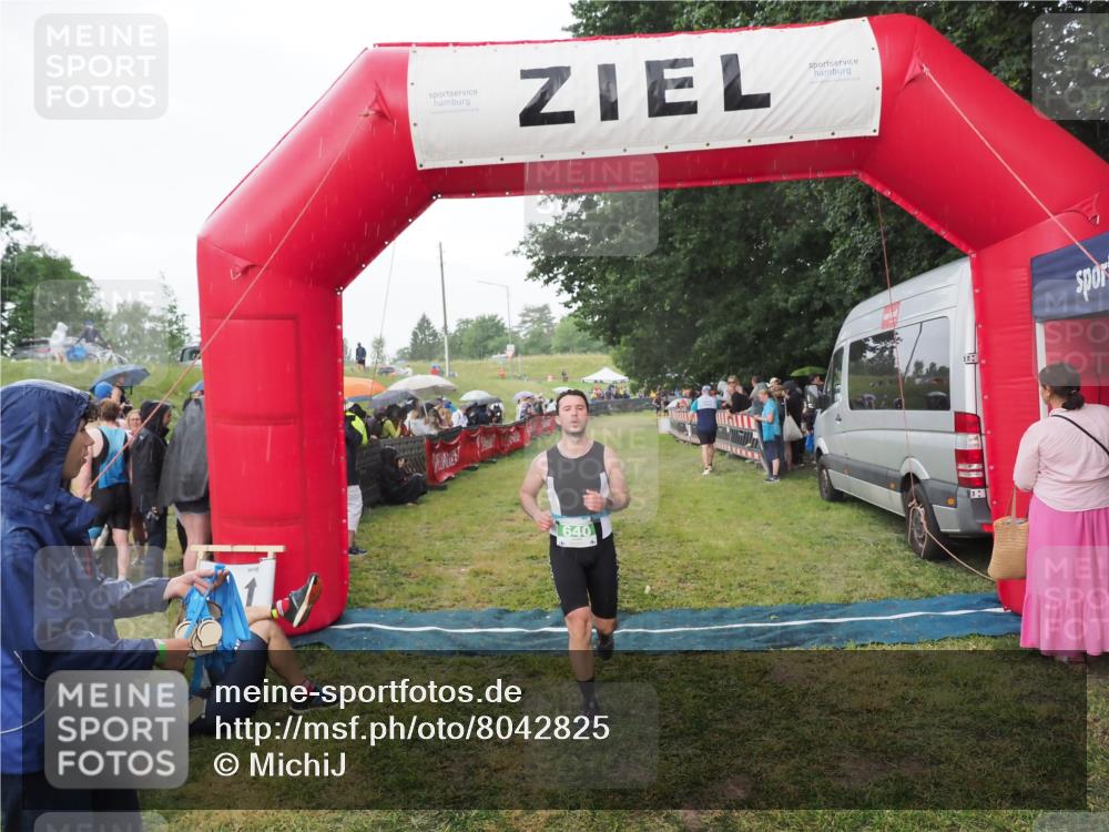 21.06.2025 - 27. Vierlanden-Triathlon MichiJ http://msf.ph/oto/8042825 15.06.2026 13:37:53 Ziel 640 meine-sportfotos.de