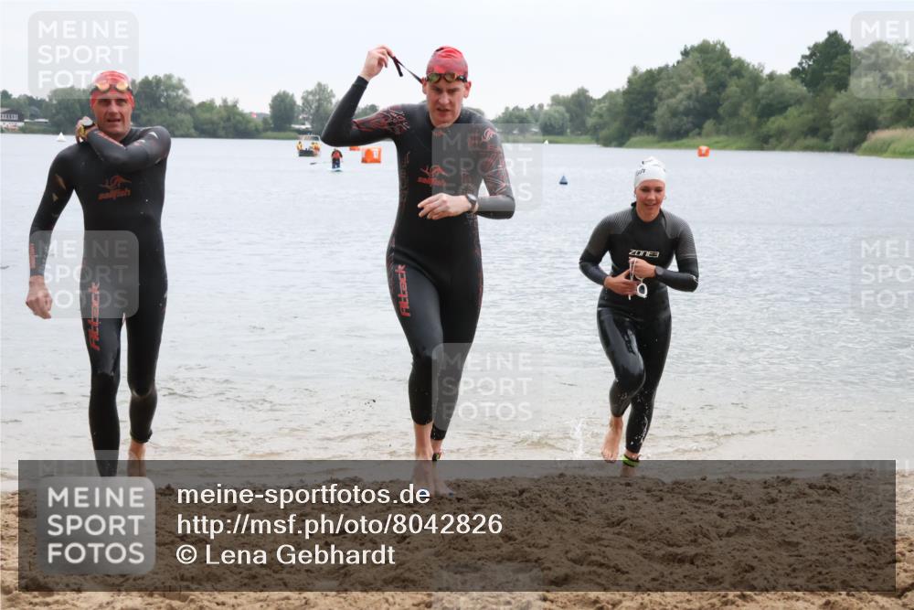 21.06.2025 - 27. Vierlanden-Triathlon Lena Gebhardt http://msf.ph/oto/8042826 15.06.2025 13:22:35 Schwimmen 1232, 1259, 1289, 1314, 1316 meine-sportfotos.de