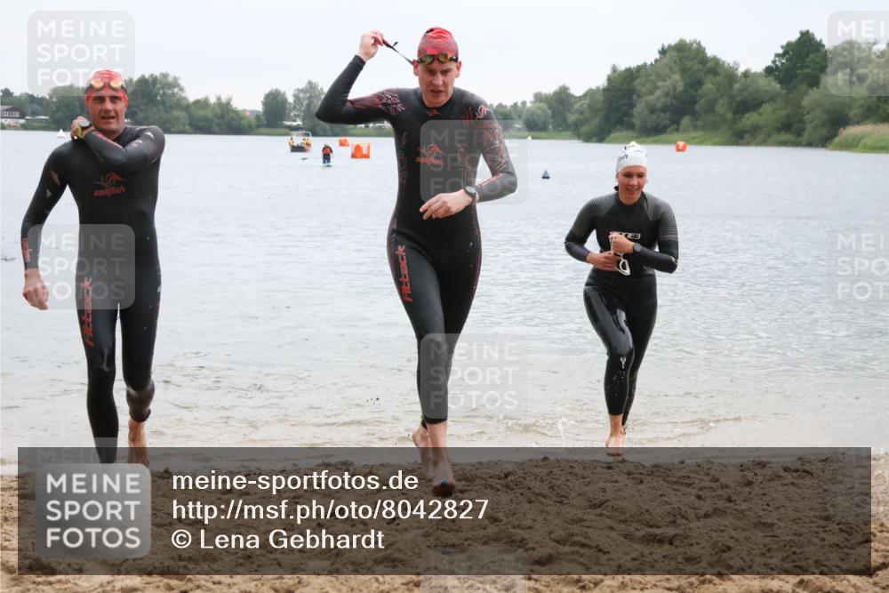 21.06.2025 - 27. Vierlanden-Triathlon Lena Gebhardt http://msf.ph/oto/8042827 15.06.2025 13:22:35 Schwimmen 1232, 1259, 1289, 1314, 1316 meine-sportfotos.de