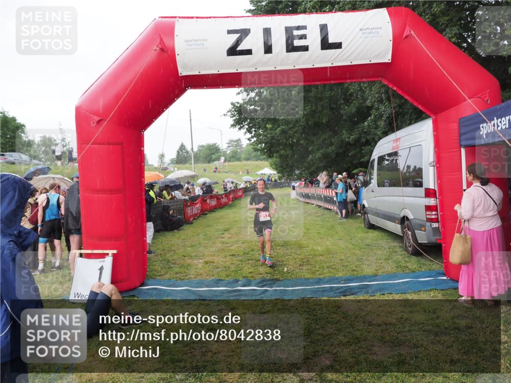 21.06.2025 - 27. Vierlanden-Triathlon MichiJ http://msf.ph/oto/8042838 15.06.2026 13:38:07 Ziel 217 meine-sportfotos.de