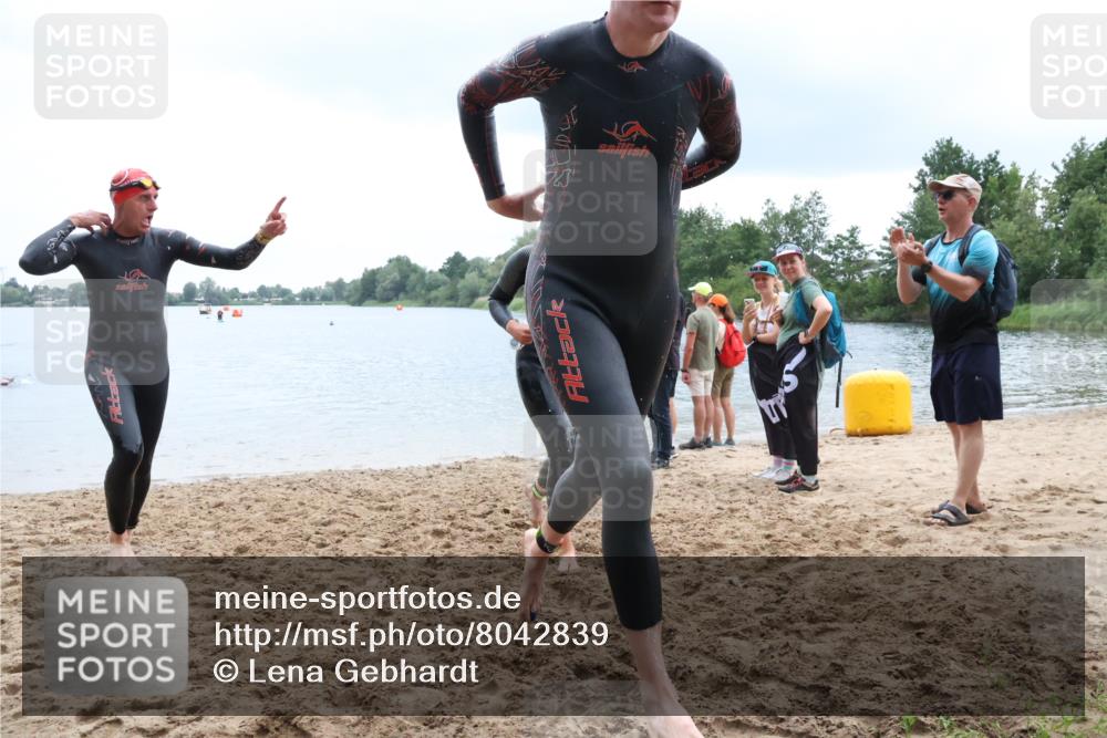 21.06.2025 - 27. Vierlanden-Triathlon Lena Gebhardt http://msf.ph/oto/8042839 15.06.2025 13:22:38 Schwimmen 1259, 1289, 1314 meine-sportfotos.de