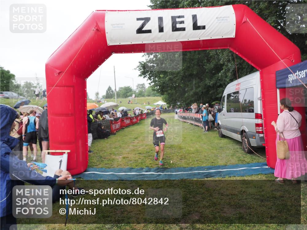 21.06.2025 - 27. Vierlanden-Triathlon MichiJ http://msf.ph/oto/8042842 15.06.2026 13:38:07 Ziel 217 meine-sportfotos.de