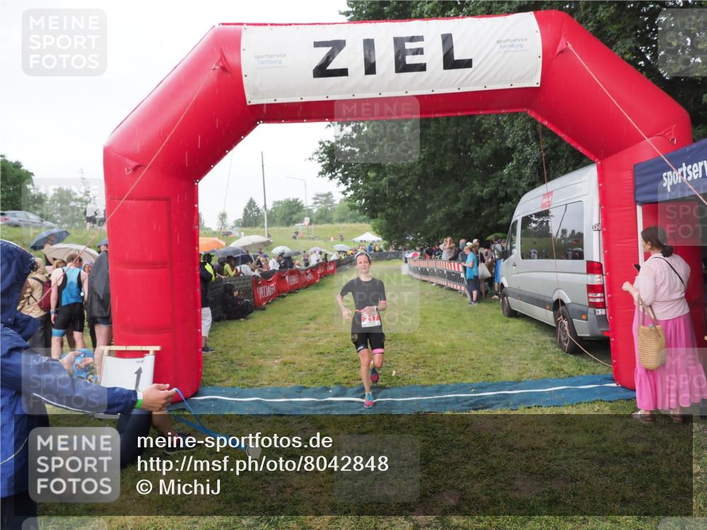21.06.2025 - 27. Vierlanden-Triathlon MichiJ http://msf.ph/oto/8042848 15.06.2026 13:38:07 Ziel 217 meine-sportfotos.de