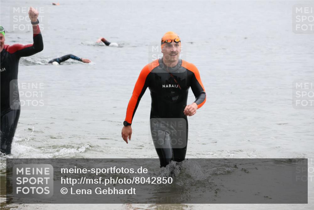 21.06.2025 - 27. Vierlanden-Triathlon Lena Gebhardt http://msf.ph/oto/8042850 15.06.2025 13:22:49 Schwimmen 1243, 1305 meine-sportfotos.de