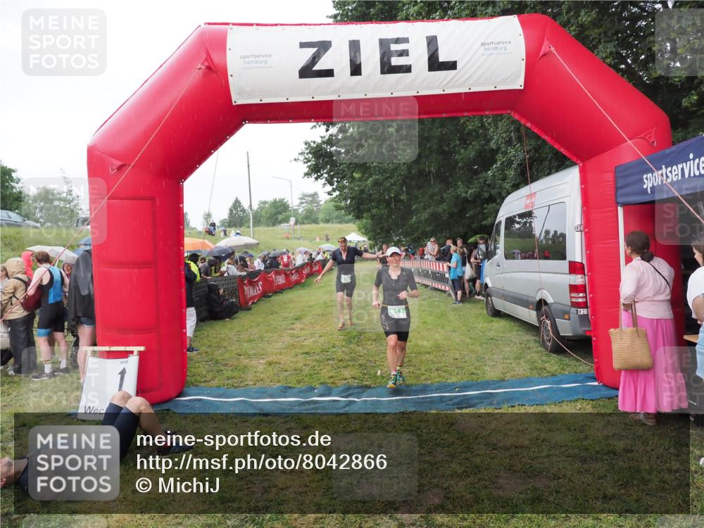21.06.2025 - 27. Vierlanden-Triathlon MichiJ http://msf.ph/oto/8042866 15.06.2026 13:38:25 Ziel 856, 911 meine-sportfotos.de