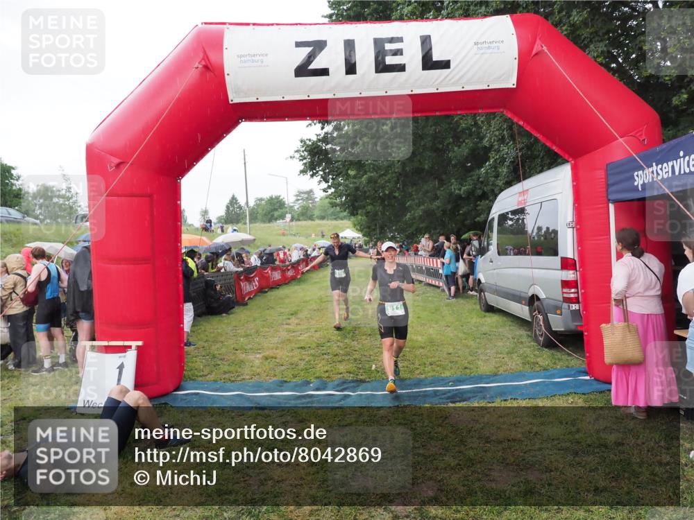 21.06.2025 - 27. Vierlanden-Triathlon MichiJ http://msf.ph/oto/8042869 15.06.2026 13:38:25 Ziel 856, 911 meine-sportfotos.de