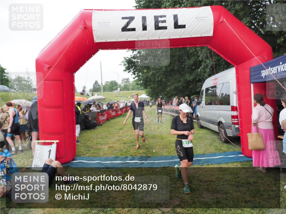 21.06.2025 - 27. Vierlanden-Triathlon MichiJ http://msf.ph/oto/8042879 15.06.2026 13:38:26 Ziel 786, 856, 911 meine-sportfotos.de