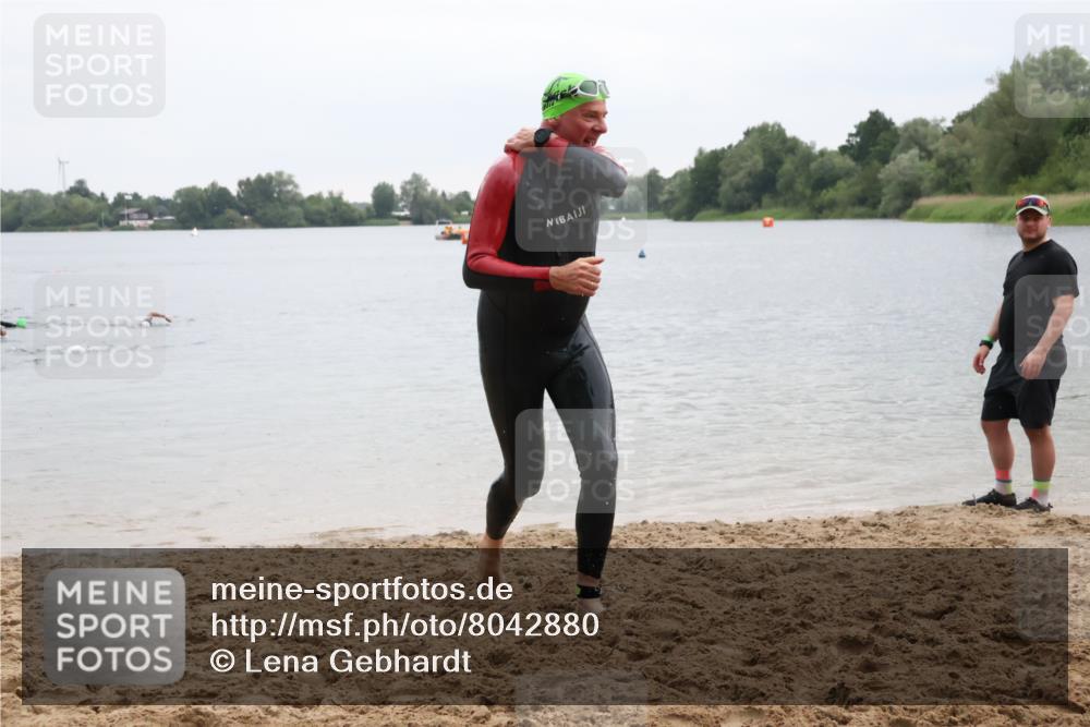 21.06.2025 - 27. Vierlanden-Triathlon Lena Gebhardt http://msf.ph/oto/8042880 15.06.2025 13:22:55 Schwimmen 1243, 1305 meine-sportfotos.de