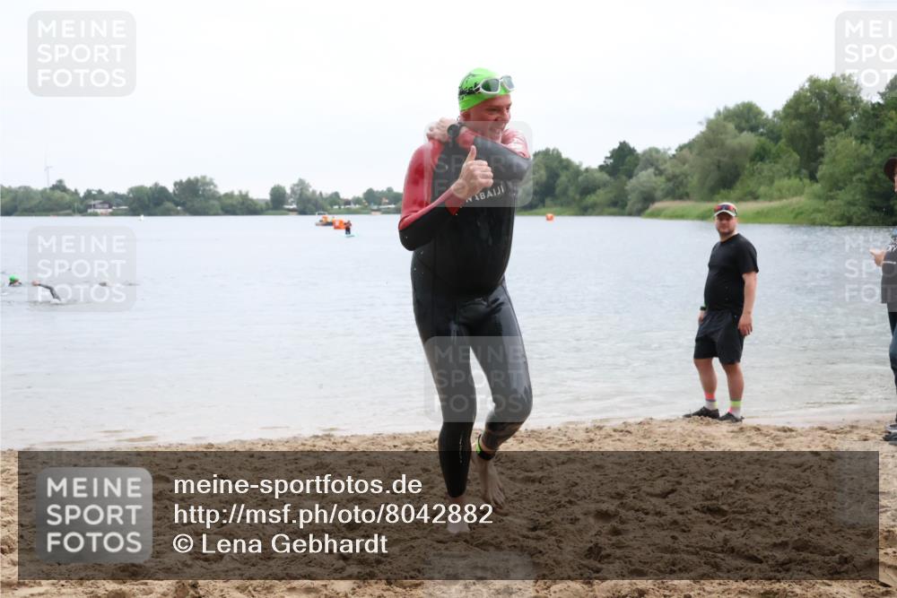 21.06.2025 - 27. Vierlanden-Triathlon Lena Gebhardt http://msf.ph/oto/8042882 15.06.2025 13:22:56 Schwimmen 1243, 1305 meine-sportfotos.de