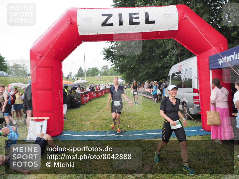 21.06.2025 - 27. Vierlanden-Triathlon MichiJ http://msf.ph/oto/8042888 15.06.2026 13:38:27 Ziel 786, 856, 911 meine-sportfotos.de