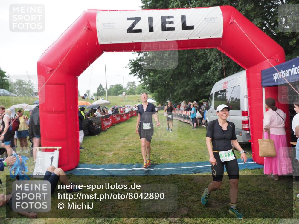 21.06.2025 - 27. Vierlanden-Triathlon MichiJ http://msf.ph/oto/8042890 15.06.2026 13:38:27 Ziel 786, 856, 911 meine-sportfotos.de