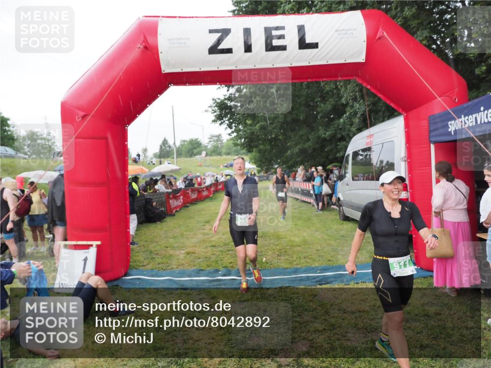 21.06.2025 - 27. Vierlanden-Triathlon MichiJ http://msf.ph/oto/8042892 15.06.2026 13:38:27 Ziel 786, 856, 911 meine-sportfotos.de