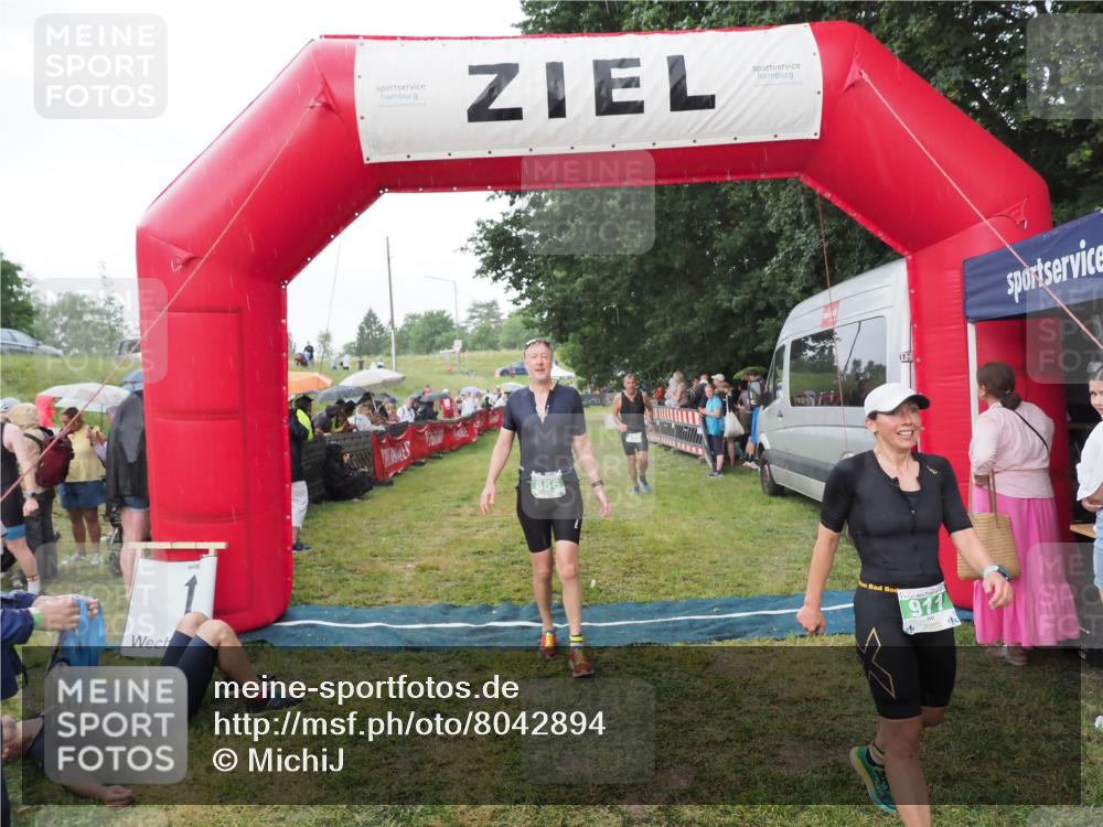 21.06.2025 - 27. Vierlanden-Triathlon MichiJ http://msf.ph/oto/8042894 15.06.2026 13:38:28 Ziel 786, 856, 911 meine-sportfotos.de