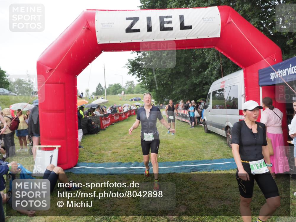 21.06.2025 - 27. Vierlanden-Triathlon MichiJ http://msf.ph/oto/8042898 15.06.2026 13:38:28 Ziel 786, 856, 911 meine-sportfotos.de