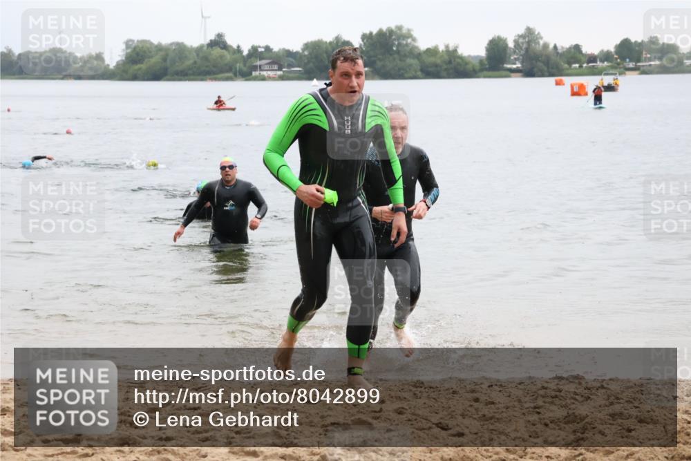 21.06.2025 - 27. Vierlanden-Triathlon Lena Gebhardt http://msf.ph/oto/8042899 15.06.2025 13:23:13 Schwimmen 1250, 1262, 1287, 1290 meine-sportfotos.de