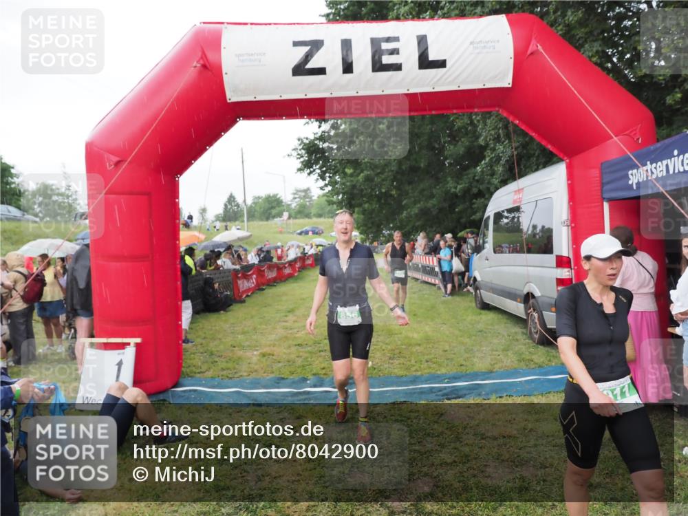 21.06.2025 - 27. Vierlanden-Triathlon MichiJ http://msf.ph/oto/8042900 15.06.2026 13:38:28 Ziel 786, 856, 911 meine-sportfotos.de