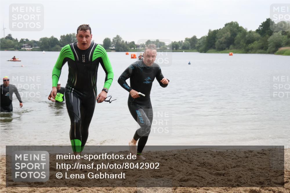 21.06.2025 - 27. Vierlanden-Triathlon Lena Gebhardt http://msf.ph/oto/8042902 15.06.2025 13:23:14 Schwimmen 1250, 1262, 1287, 1290 meine-sportfotos.de