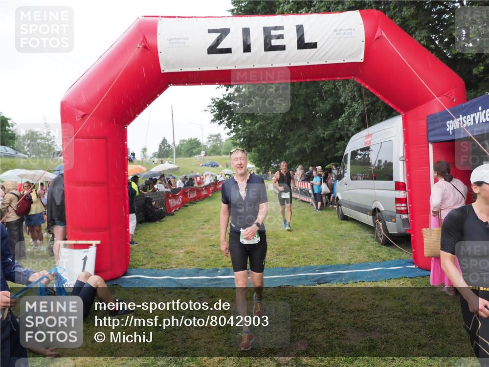 21.06.2025 - 27. Vierlanden-Triathlon MichiJ http://msf.ph/oto/8042903 15.06.2026 13:38:28 Ziel 786, 856, 911 meine-sportfotos.de