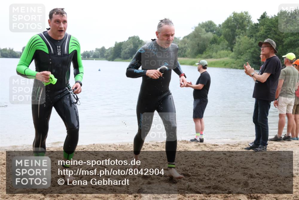 21.06.2025 - 27. Vierlanden-Triathlon Lena Gebhardt http://msf.ph/oto/8042904 15.06.2025 13:23:15 Schwimmen 1250, 1262, 1287, 1290 meine-sportfotos.de