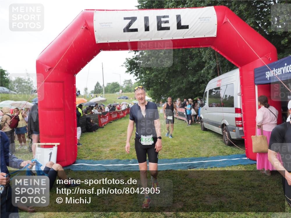 21.06.2025 - 27. Vierlanden-Triathlon MichiJ http://msf.ph/oto/8042905 15.06.2026 13:38:28 Ziel 786, 856, 911 meine-sportfotos.de