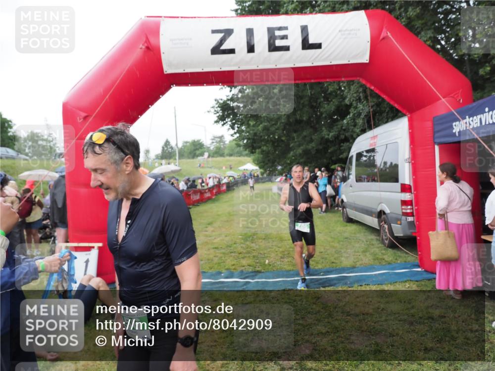 21.06.2025 - 27. Vierlanden-Triathlon MichiJ http://msf.ph/oto/8042909 15.06.2026 13:38:30 Ziel 786, 856, 911 meine-sportfotos.de