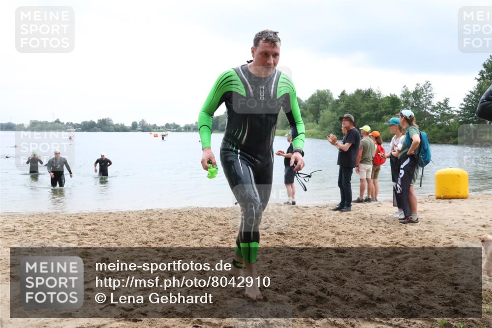 21.06.2025 - 27. Vierlanden-Triathlon Lena Gebhardt http://msf.ph/oto/8042910 15.06.2025 13:23:16 Schwimmen 1250, 1262, 1264, 1287, 1290 meine-sportfotos.de