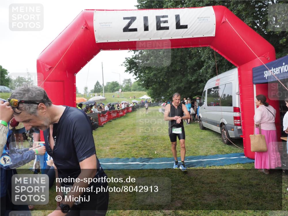 21.06.2025 - 27. Vierlanden-Triathlon MichiJ http://msf.ph/oto/8042913 15.06.2026 13:38:30 Ziel 786, 856, 911 meine-sportfotos.de