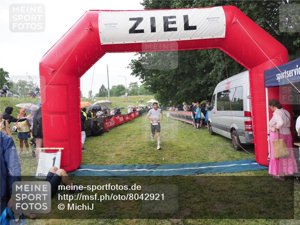 21.06.2025 - 27. Vierlanden-Triathlon MichiJ http://msf.ph/oto/8042921 15.06.2026 13:38:38 Ziel 29 meine-sportfotos.de