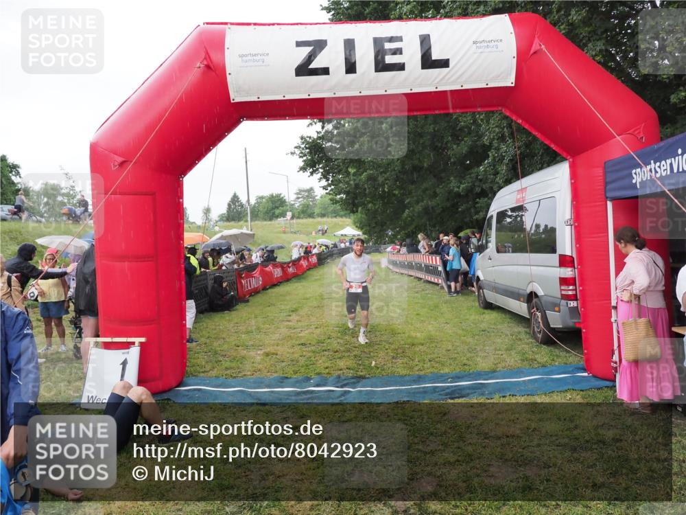 21.06.2025 - 27. Vierlanden-Triathlon MichiJ http://msf.ph/oto/8042923 15.06.2026 13:38:38 Ziel 29 meine-sportfotos.de