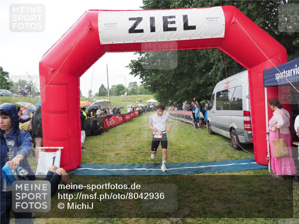 21.06.2025 - 27. Vierlanden-Triathlon MichiJ http://msf.ph/oto/8042936 15.06.2026 13:38:39 Ziel 29 meine-sportfotos.de