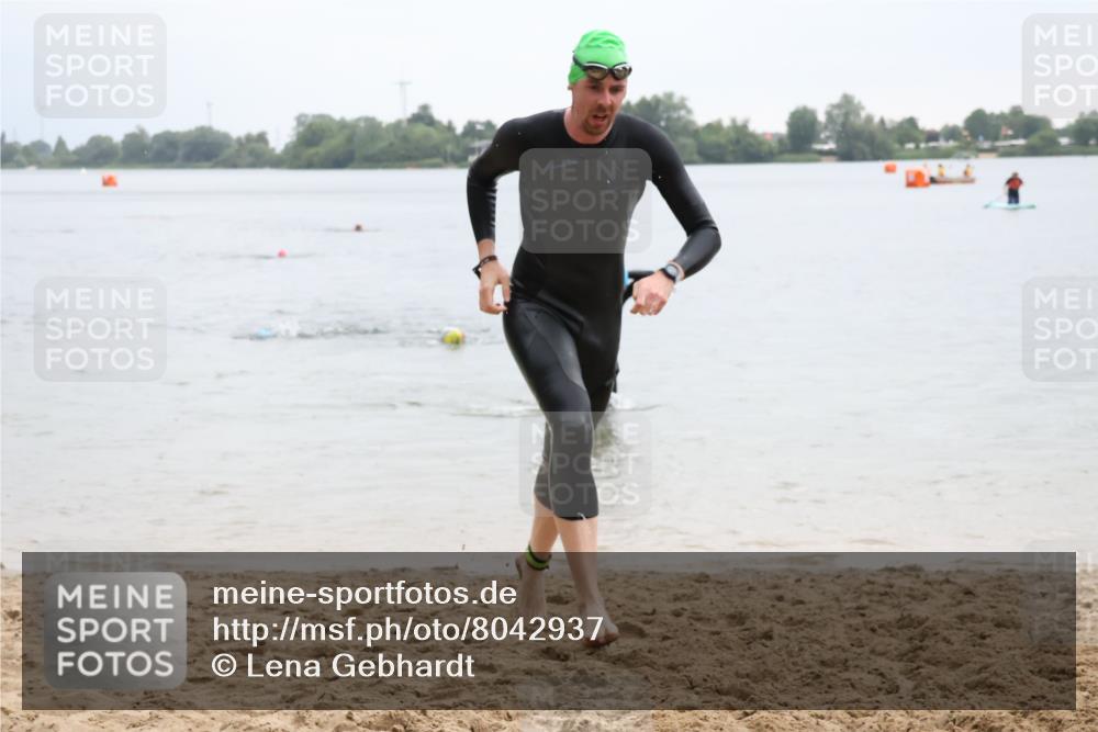 21.06.2025 - 27. Vierlanden-Triathlon Lena Gebhardt http://msf.ph/oto/8042937 15.06.2025 13:23:26 Schwimmen 1262, 1264, 1287, 1290, 1306 meine-sportfotos.de