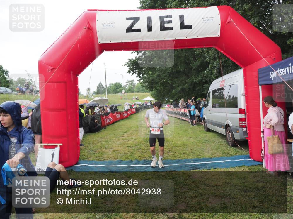 21.06.2025 - 27. Vierlanden-Triathlon MichiJ http://msf.ph/oto/8042938 15.06.2026 13:38:39 Ziel 29 meine-sportfotos.de