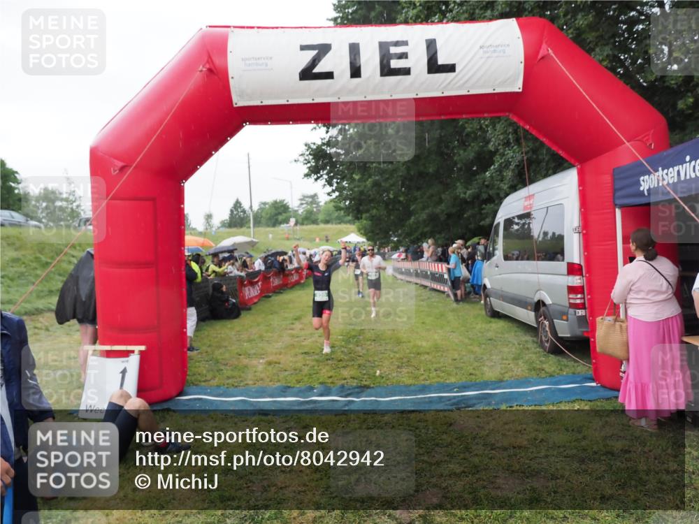 21.06.2025 - 27. Vierlanden-Triathlon MichiJ http://msf.ph/oto/8042942 15.06.2026 13:39:08 Ziel 745, 789, 920 meine-sportfotos.de
