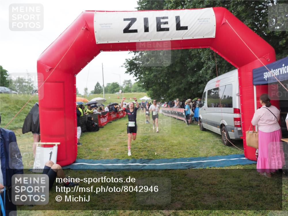 21.06.2025 - 27. Vierlanden-Triathlon MichiJ http://msf.ph/oto/8042946 15.06.2026 13:39:08 Ziel 745, 789, 920 meine-sportfotos.de