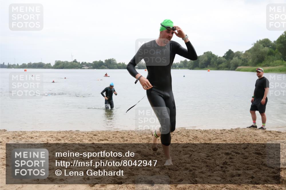 21.06.2025 - 27. Vierlanden-Triathlon Lena Gebhardt http://msf.ph/oto/8042947 15.06.2025 13:23:27 Schwimmen 1264, 1287, 1290, 1306 meine-sportfotos.de