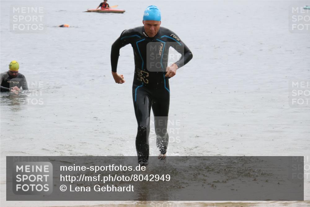 21.06.2025 - 27. Vierlanden-Triathlon Lena Gebhardt http://msf.ph/oto/8042949 15.06.2025 13:23:30 Schwimmen 1264, 1287, 1290, 1306 meine-sportfotos.de