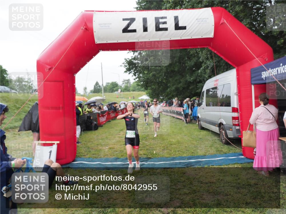 21.06.2025 - 27. Vierlanden-Triathlon MichiJ http://msf.ph/oto/8042955 15.06.2026 13:39:09 Ziel 745, 789, 920 meine-sportfotos.de
