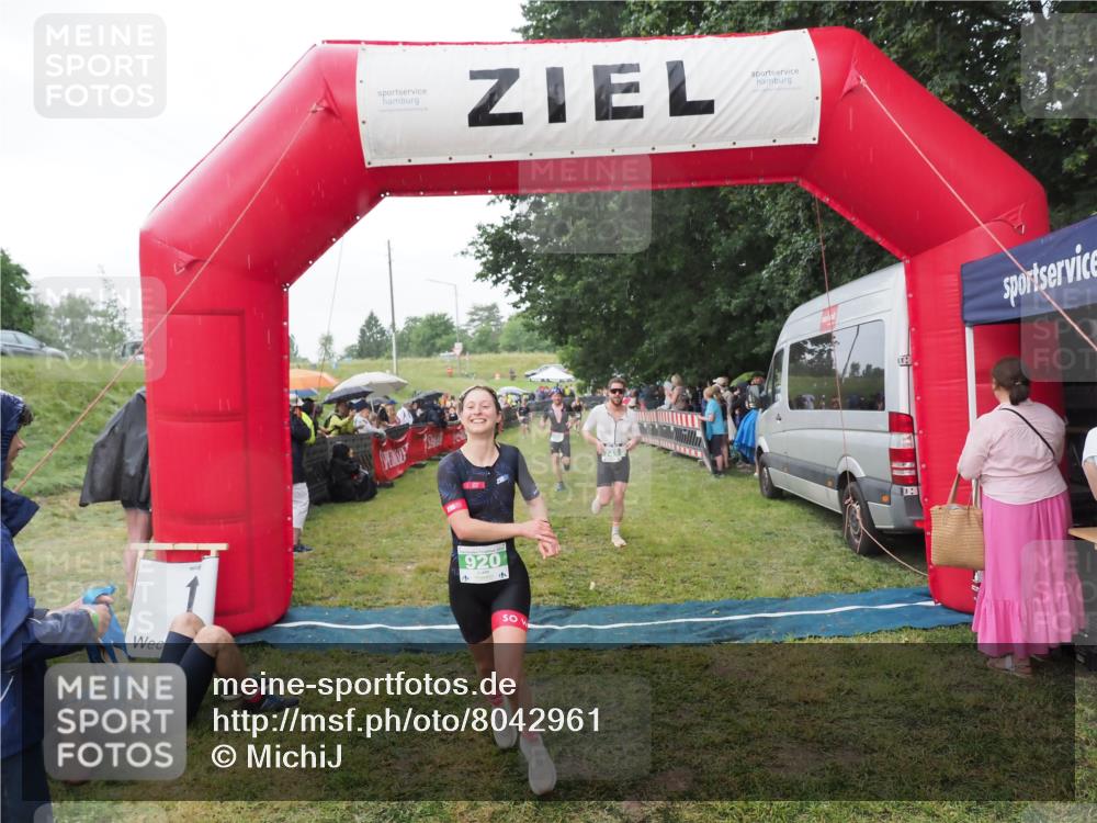 21.06.2025 - 27. Vierlanden-Triathlon MichiJ http://msf.ph/oto/8042961 15.06.2026 13:39:09 Ziel 745, 789, 920 meine-sportfotos.de