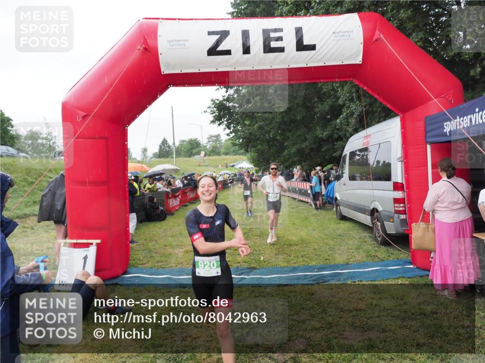 21.06.2025 - 27. Vierlanden-Triathlon MichiJ http://msf.ph/oto/8042963 15.06.2026 13:39:09 Ziel 745, 789, 920 meine-sportfotos.de