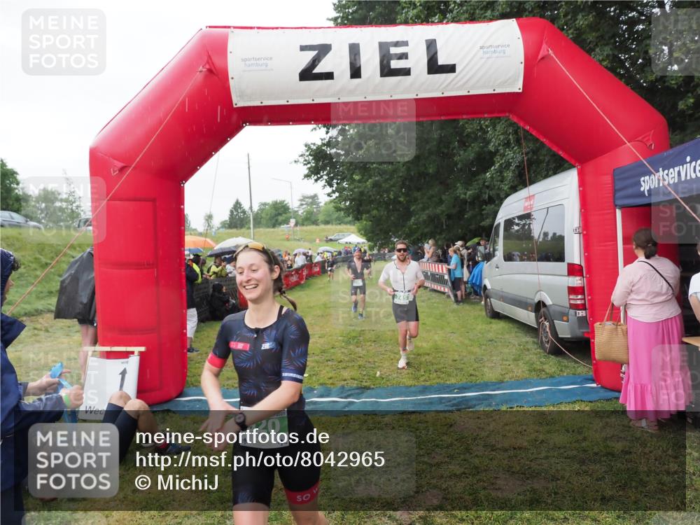 21.06.2025 - 27. Vierlanden-Triathlon MichiJ http://msf.ph/oto/8042965 15.06.2026 13:39:09 Ziel 745, 789, 920 meine-sportfotos.de