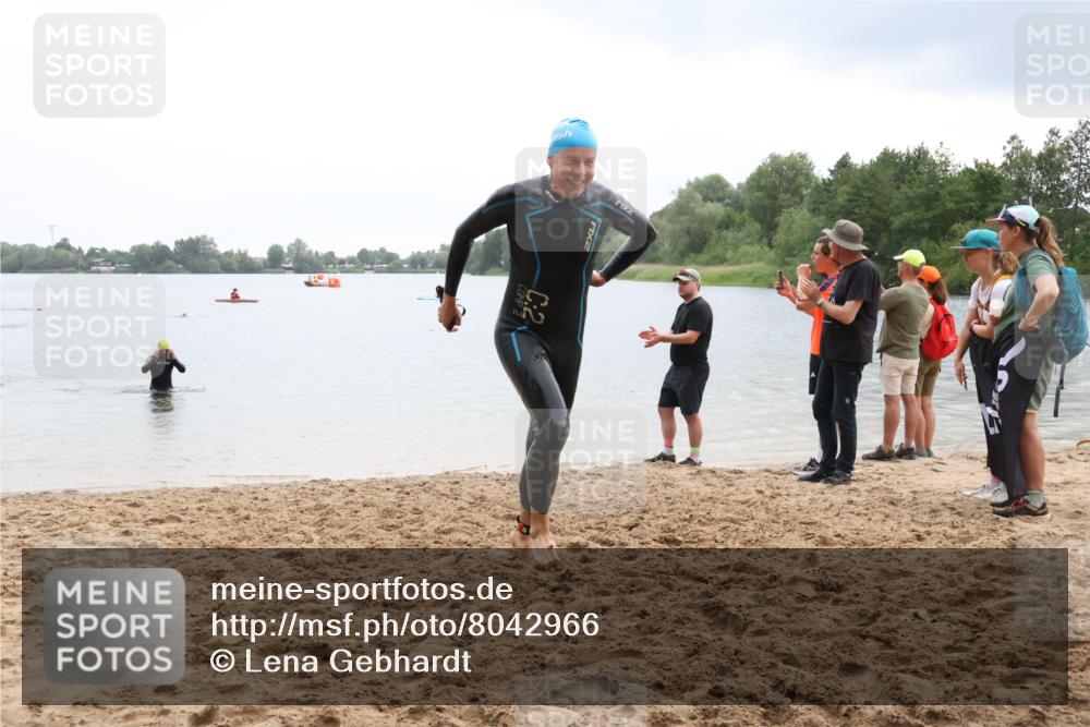 21.06.2025 - 27. Vierlanden-Triathlon Lena Gebhardt http://msf.ph/oto/8042966 15.06.2025 13:23:33 Schwimmen 1237, 1264, 1287, 1296, 1306 meine-sportfotos.de
