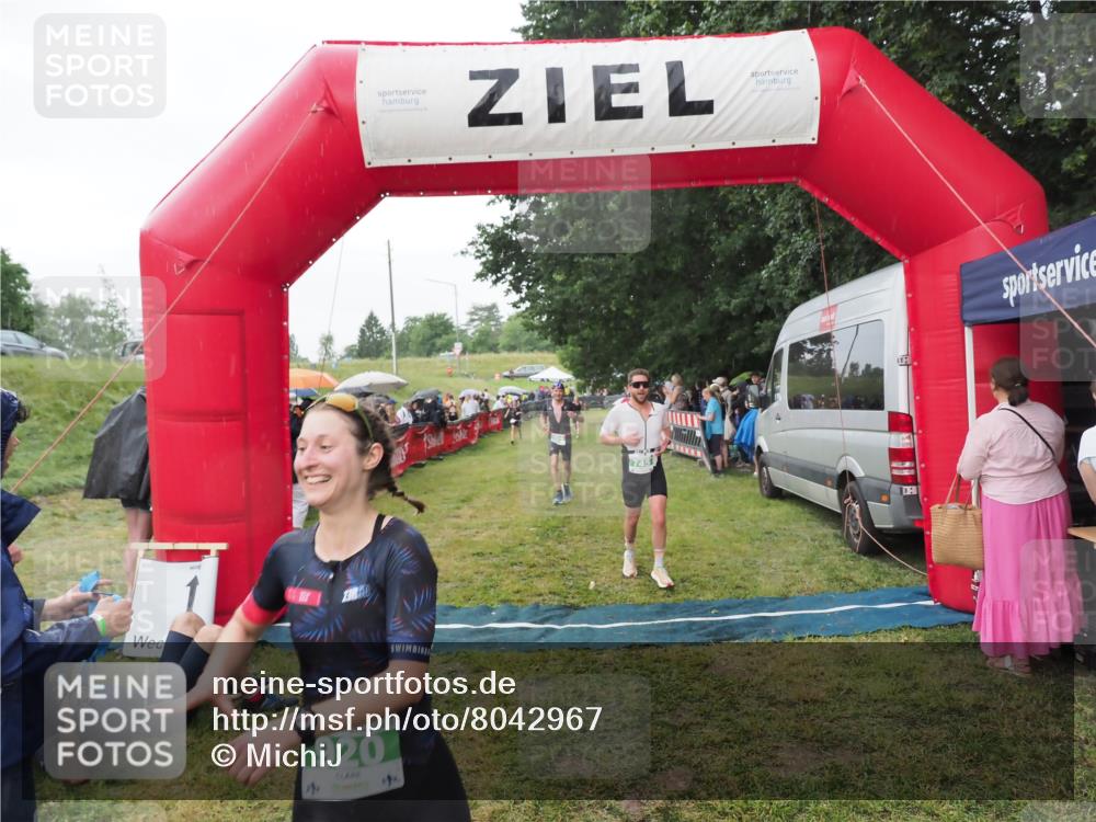 21.06.2025 - 27. Vierlanden-Triathlon MichiJ http://msf.ph/oto/8042967 15.06.2026 13:39:09 Ziel 745, 789, 920 meine-sportfotos.de