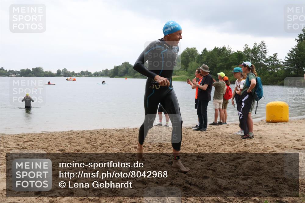21.06.2025 - 27. Vierlanden-Triathlon Lena Gebhardt http://msf.ph/oto/8042968 15.06.2025 13:23:33 Schwimmen 1237, 1264, 1287, 1296, 1306 meine-sportfotos.de