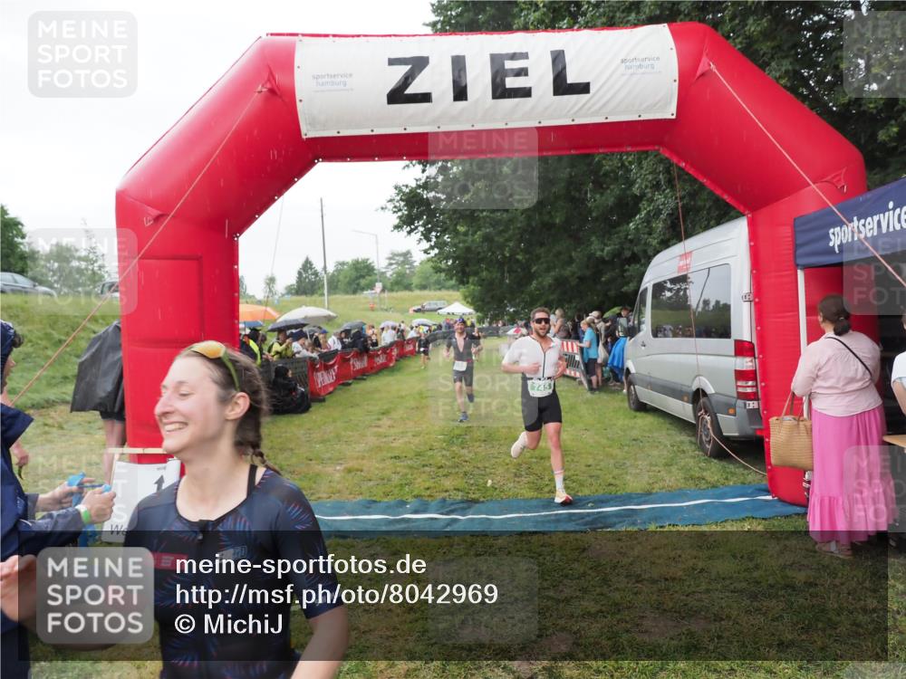 21.06.2025 - 27. Vierlanden-Triathlon MichiJ http://msf.ph/oto/8042969 15.06.2026 13:39:10 Ziel 745, 789, 920 meine-sportfotos.de