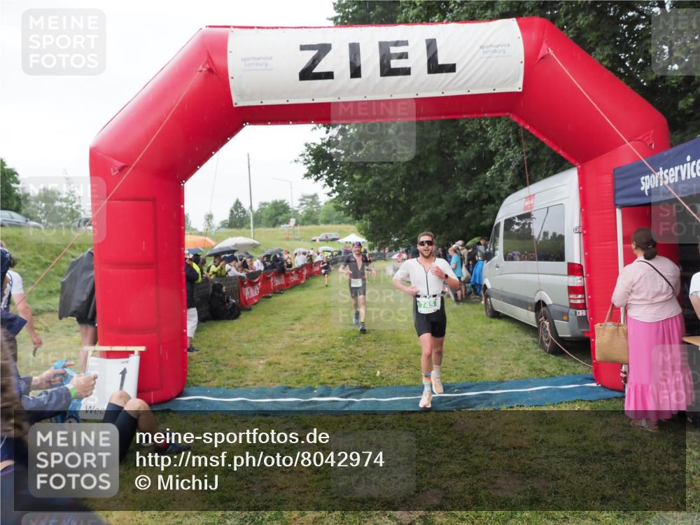 21.06.2025 - 27. Vierlanden-Triathlon MichiJ http://msf.ph/oto/8042974 15.06.2026 13:39:10 Ziel 745, 789, 920 meine-sportfotos.de