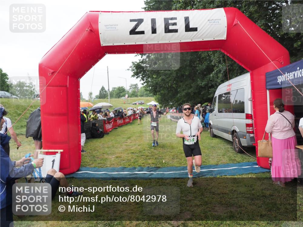 21.06.2025 - 27. Vierlanden-Triathlon MichiJ http://msf.ph/oto/8042978 15.06.2026 13:39:10 Ziel 745, 789, 920 meine-sportfotos.de