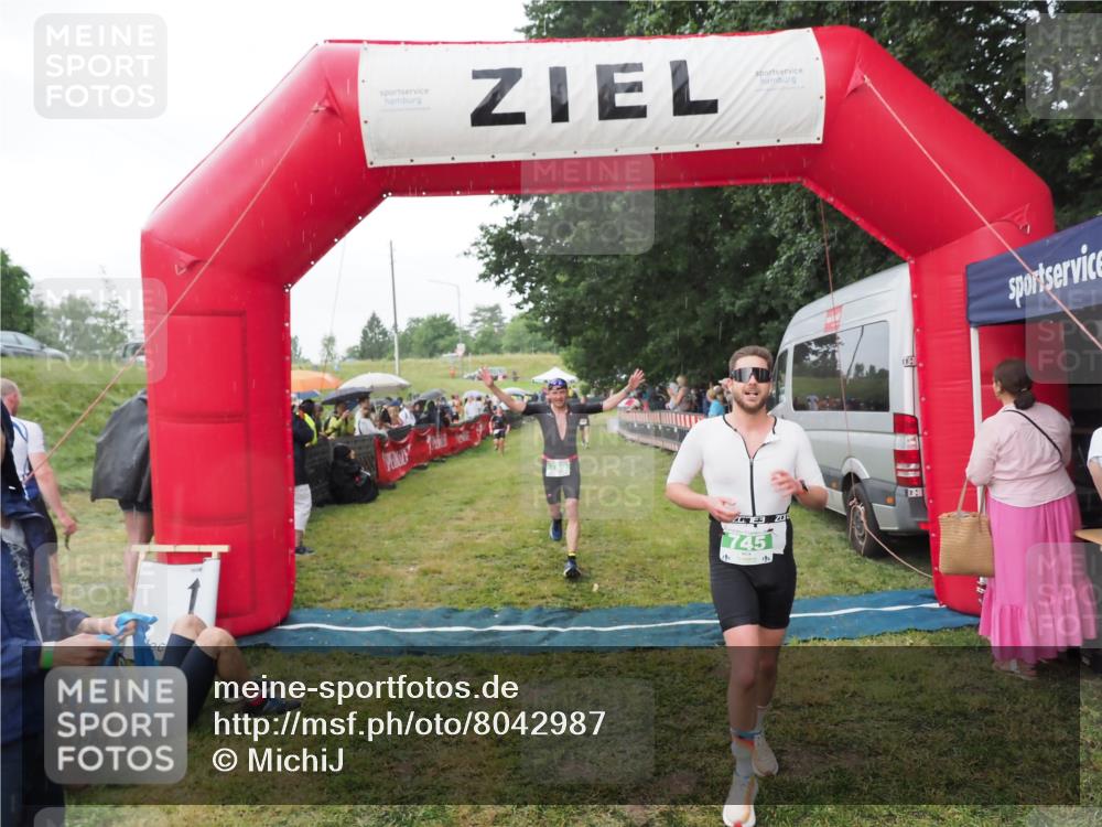 21.06.2025 - 27. Vierlanden-Triathlon MichiJ http://msf.ph/oto/8042987 15.06.2026 13:39:11 Ziel 745, 789, 920, 1082, 1083, 1084 meine-sportfotos.de