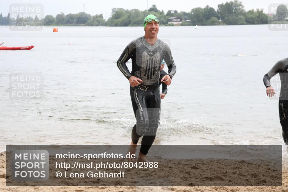 21.06.2025 - 27. Vierlanden-Triathlon Lena Gebhardt http://msf.ph/oto/8042988 15.06.2025 13:23:40 Schwimmen 1237, 1257, 1260, 1296, 1306 meine-sportfotos.de