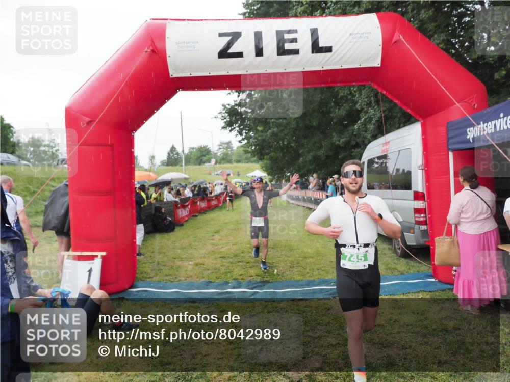 21.06.2025 - 27. Vierlanden-Triathlon MichiJ http://msf.ph/oto/8042989 15.06.2026 13:39:11 Ziel 745, 789, 920, 1082, 1083, 1084 meine-sportfotos.de
